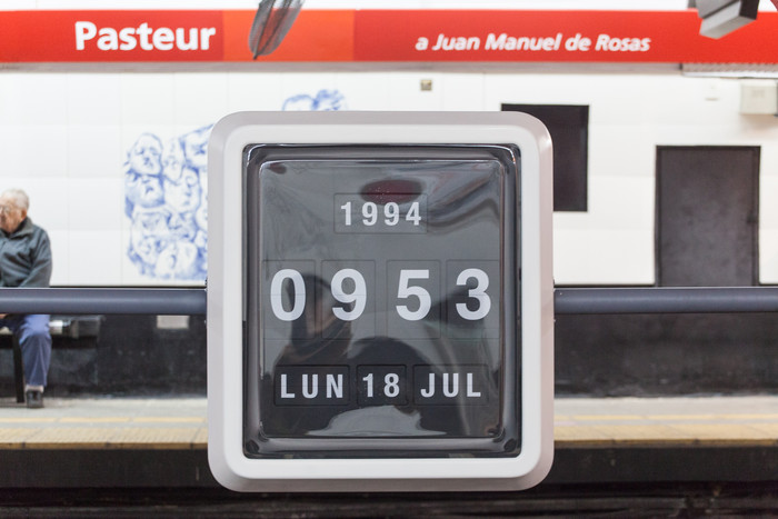 Memorial clock at Pasteur station displaying 09:53 and the date 18 July 1994.